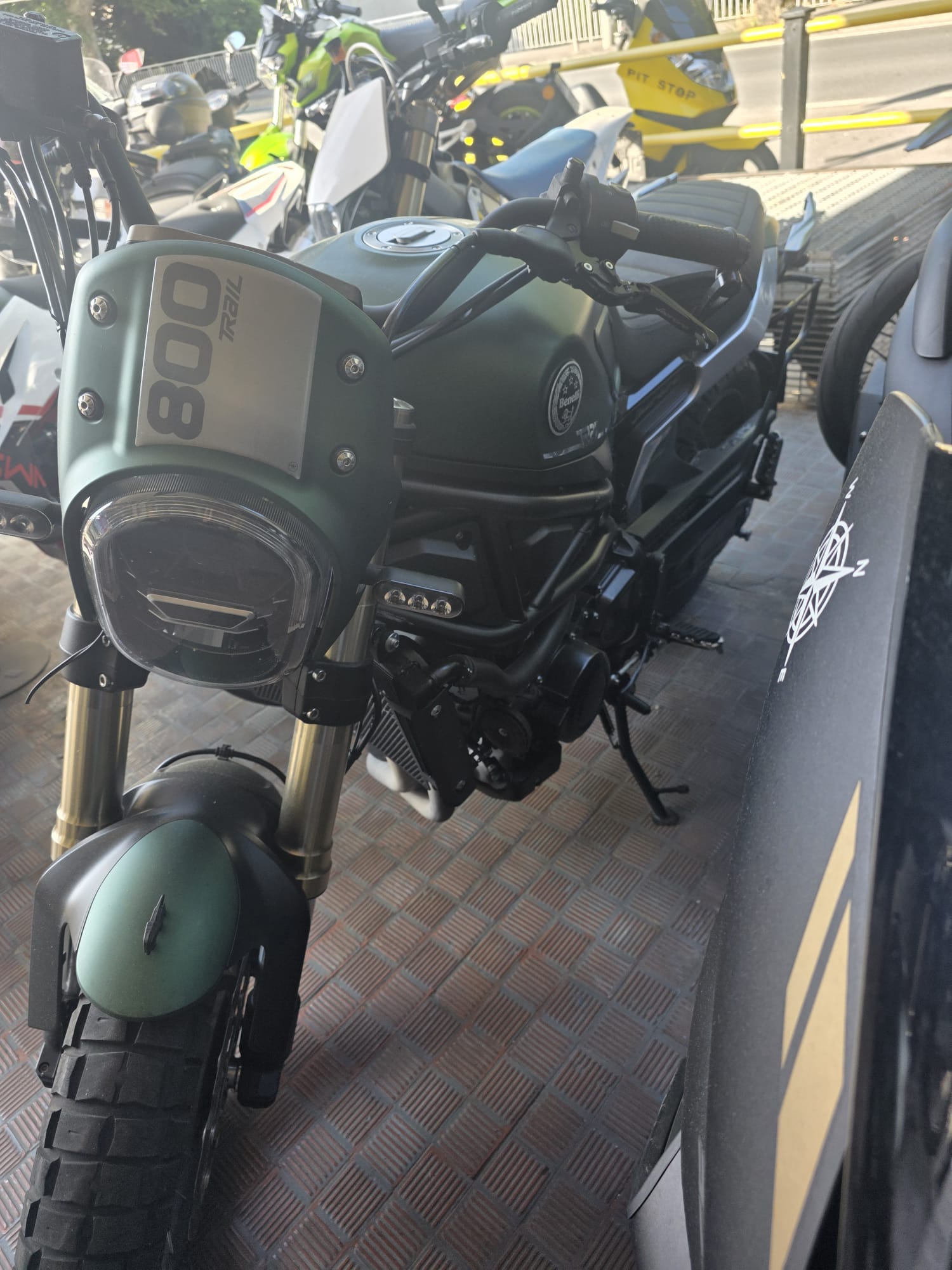 BENELLI LEONCINO 750 R